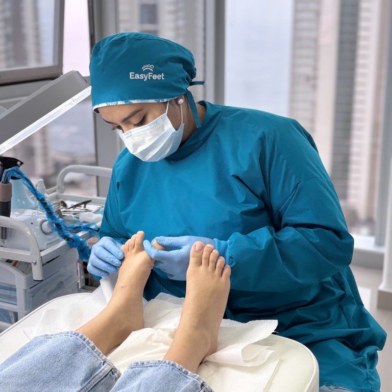 sesion-podologia-easyfeet-atencion-768x1024