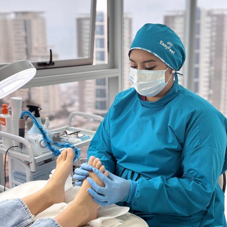 sesion-podologia-easyfeet-relajada-768x1024