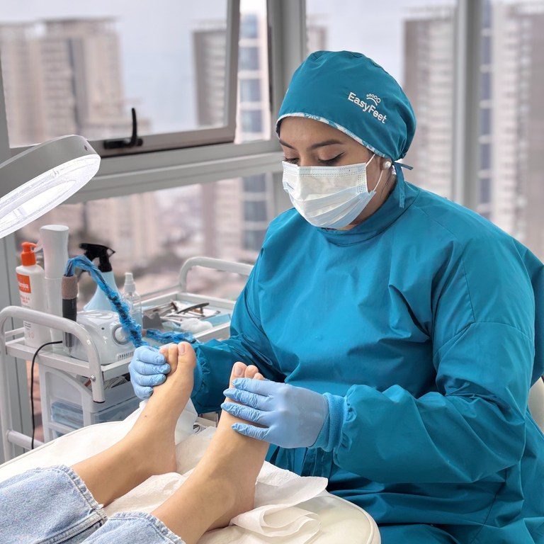 sesion-podologia-easyfeet-revision-768x1024