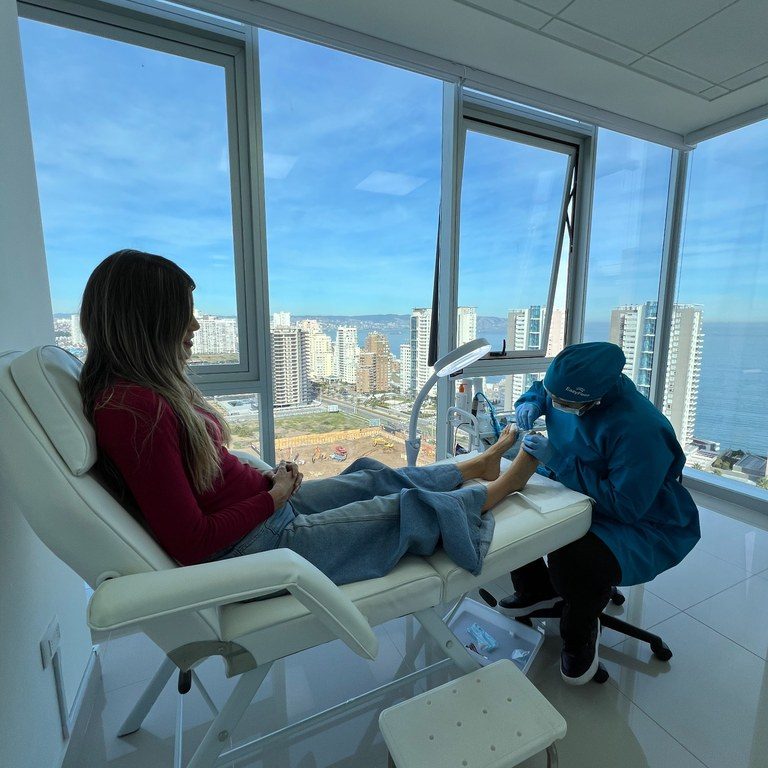 sesion-podologia-easyfeet-vista-panoramica-768x1024